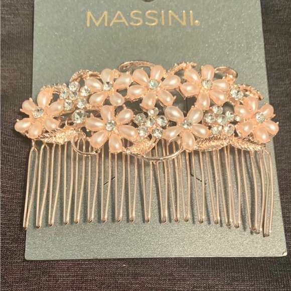 Massini Accessories - NWT Elegant Floral Hair Comb with Pearls and Crystals